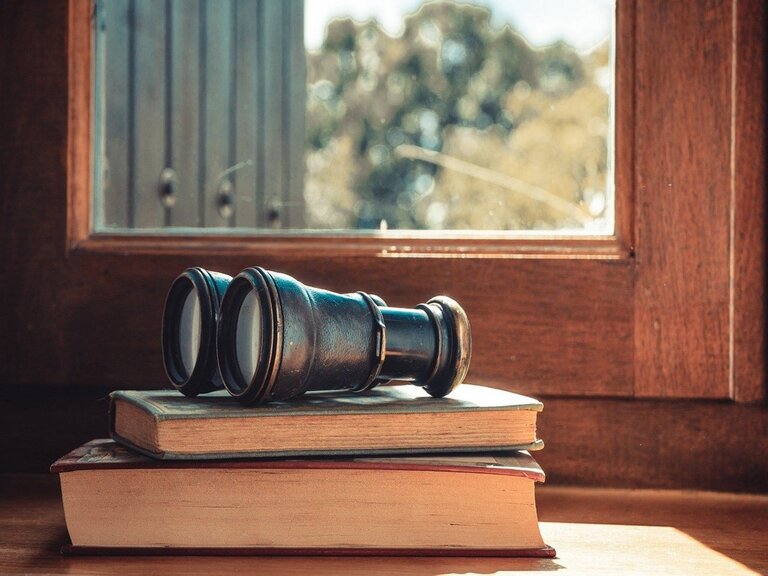 Personne réfléchissant avec un ennéagramme en arrière-plan